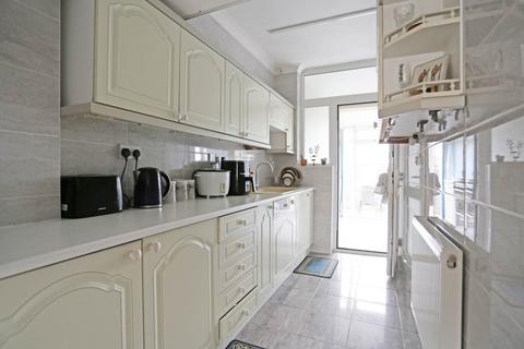3 bedroom terraced house to rent - Ellis Avenue, Rainham, RM13