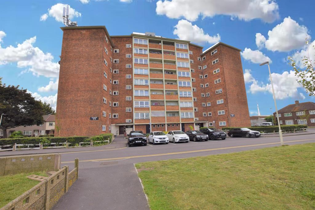 Curzon Crescent, Barking, IG11 1 bed flat £150,000