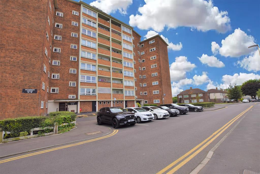 Curzon Crescent, Barking, IG11 1 bed flat £150,000