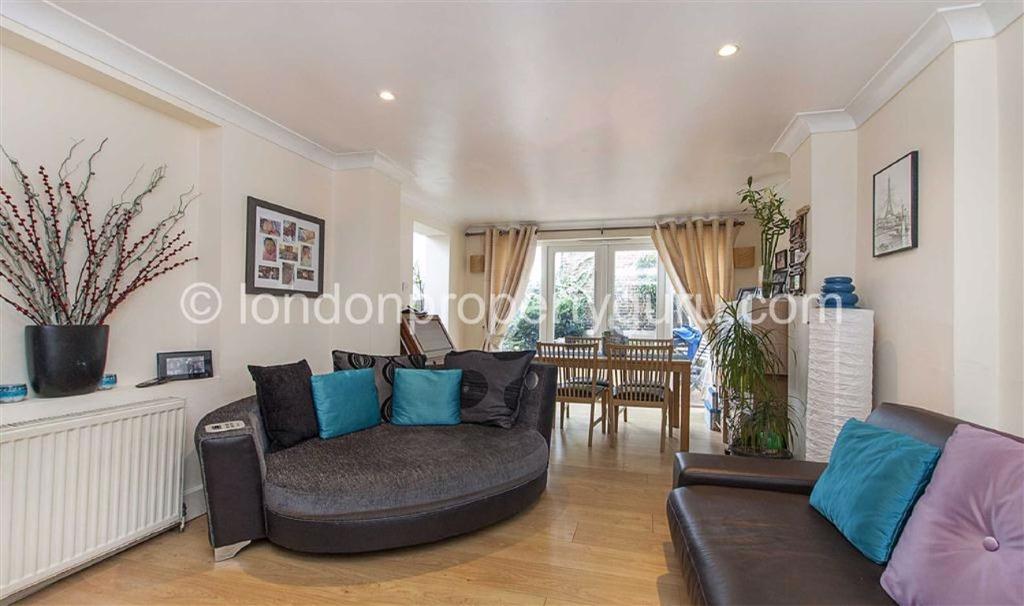 Dundonald Road, Wimbledon, SW19 2 bed ground floor £2,100 pcm (£485 pw)