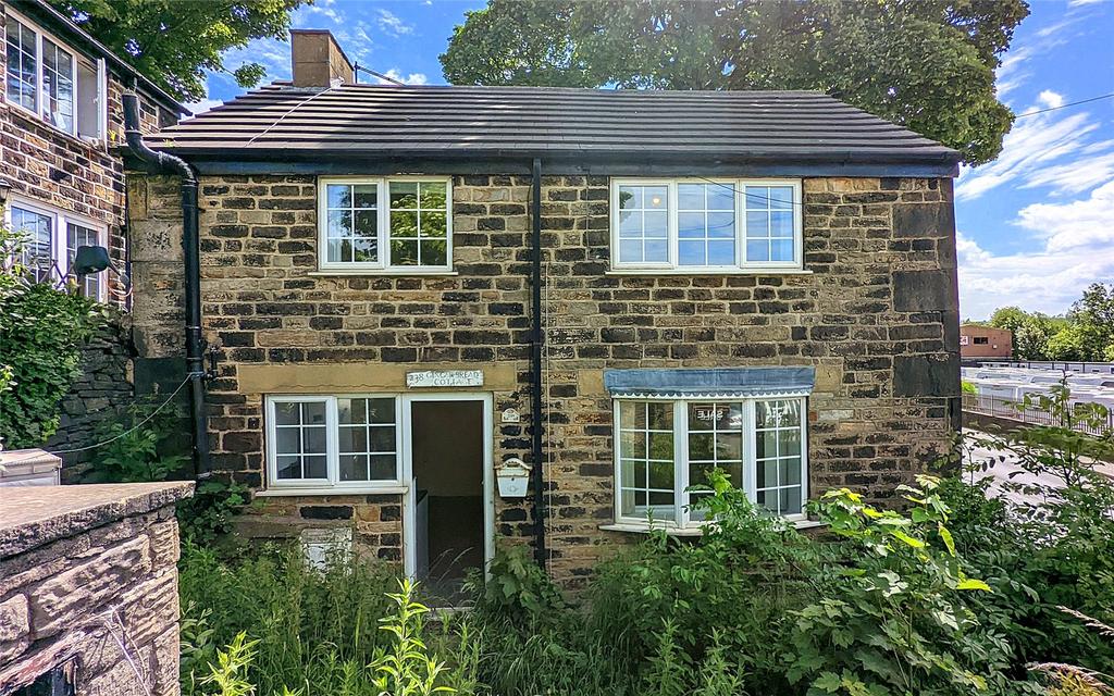 Huddersfield Road, Mirfield, West Yorkshire, WF14 2 bed detached house for sale £140,000