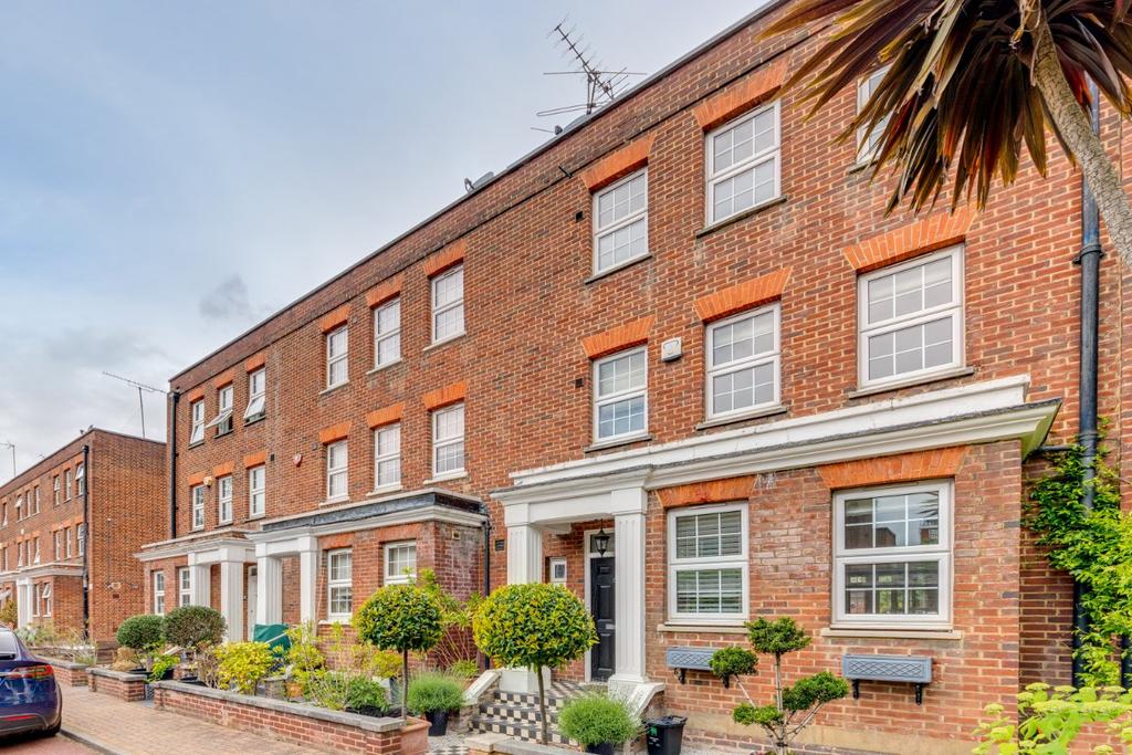 Hall Gate, St John's Wood, London, NW8 3 bed end of terrace house £8,450 pcm (£1,950 pw)