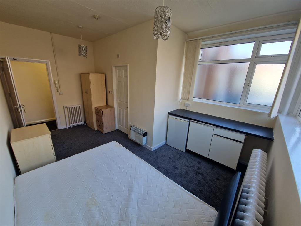 Mitford Street, Stretford... 11 bed flat £500 pcm (£115 pw)