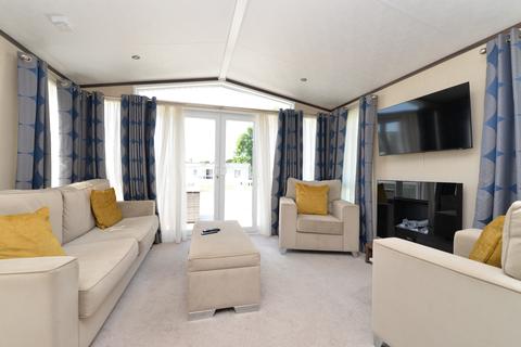 2 bedroom mobile home for sale - Christchurch Road,New Milton,BH25 7RE