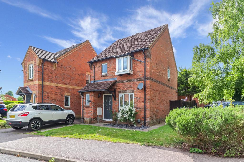 Balmoral Road, Abbots Langley, Herts... 3 bed link detached house £