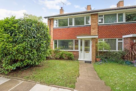 9 Kingfisher Drive, Richmond, TW10 7UF