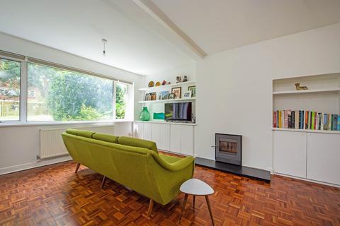 9 Kingfisher Drive, Richmond, TW10 7UF