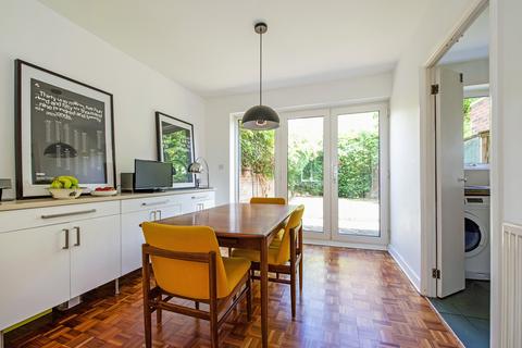 9 Kingfisher Drive, Richmond, TW10 7UF
