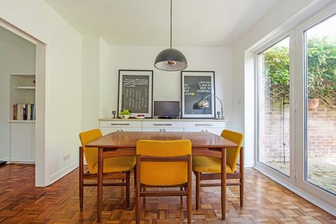 9 Kingfisher Drive, Richmond, TW10 7UF