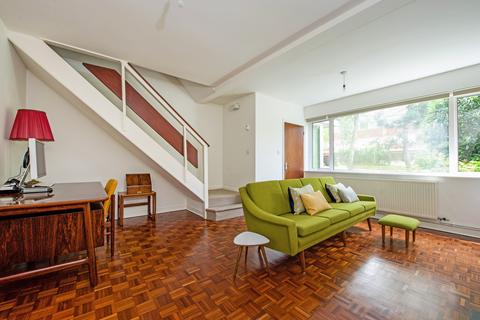 9 Kingfisher Drive, Richmond, TW10 7UF