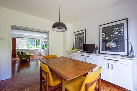 9 Kingfisher Drive, Richmond, TW10 7UF