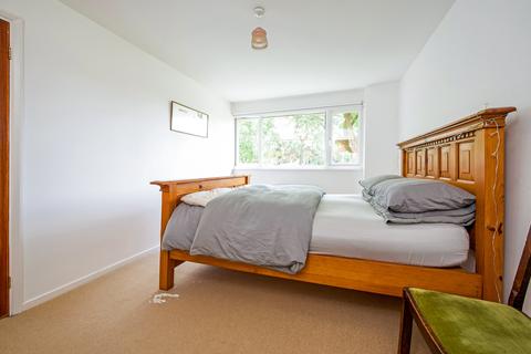 9 Kingfisher Drive, Richmond, TW10 7UF