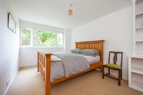 9 Kingfisher Drive, Richmond, TW10 7UF