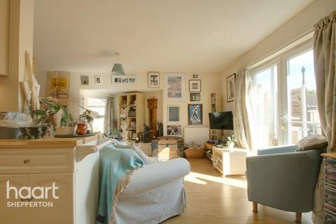 2 bedroom apartment for sale - Govett Avenue, Shepperton