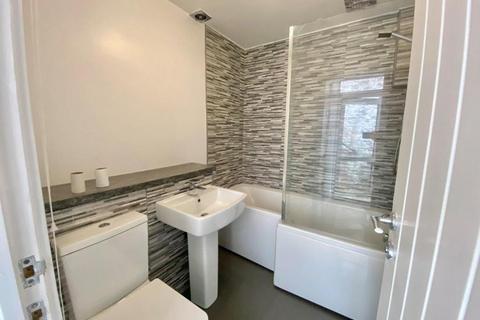 2 bedroom flat to rent, Victoria Road, Torquay, TQ1 1HX