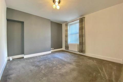 2 bedroom flat to rent, Victoria Road, Torquay, TQ1 1HX