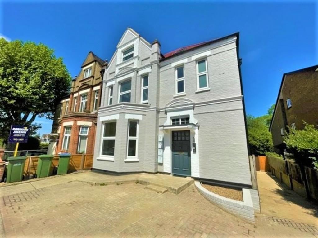 Sidcup Road, London, SE9 3 bed flat £1,900 pcm (£438 pw)
