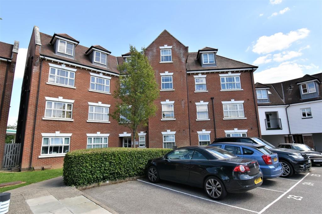 Walter Mead Close, Ongar 2 bed apartment £1,200 pcm (£277 pw)