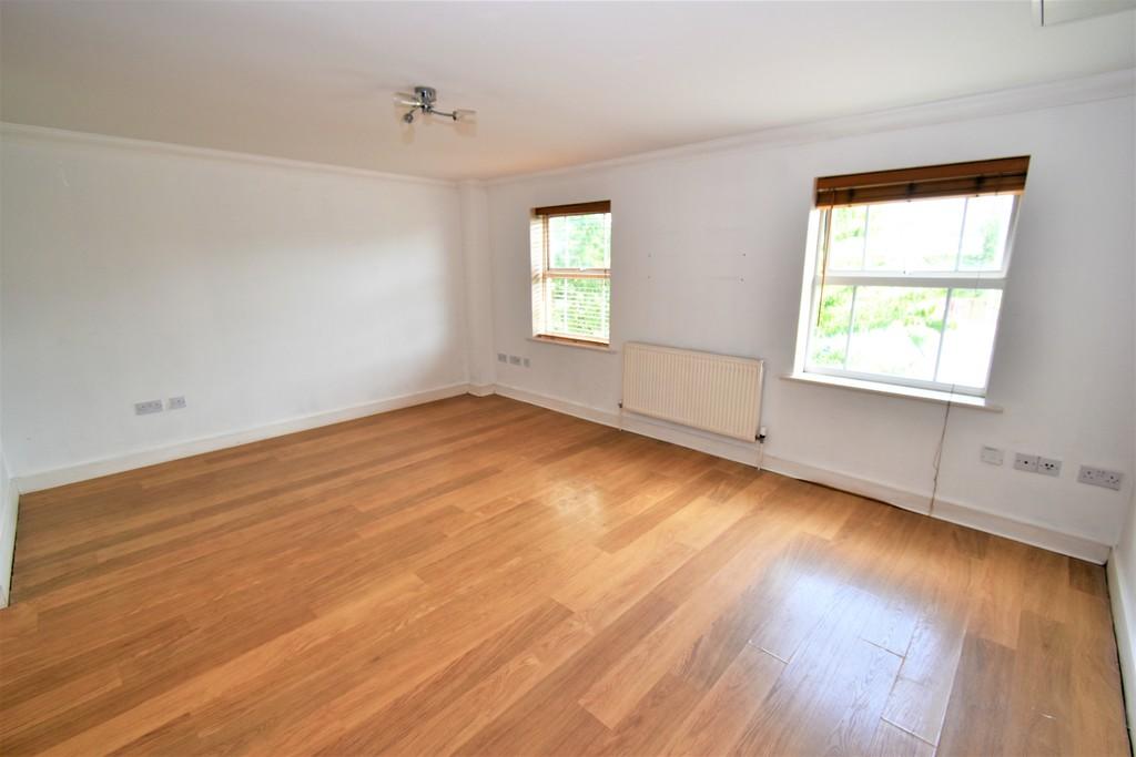 Walter Mead Close, Ongar 2 bed apartment £1,200 pcm (£277 pw)