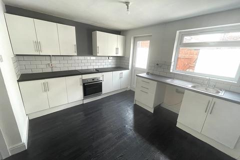 2 bedroom terraced house to rent, Estcourt Street, Hull HU9