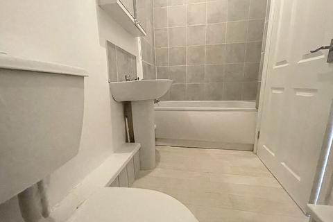 2 bedroom terraced house to rent, Estcourt Street, Hull HU9