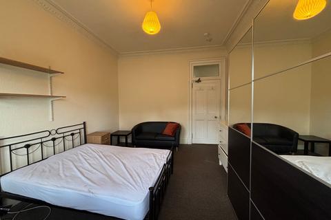 4 bedroom flat to rent, Warrender Park Terrace, Edinburgh, EH9