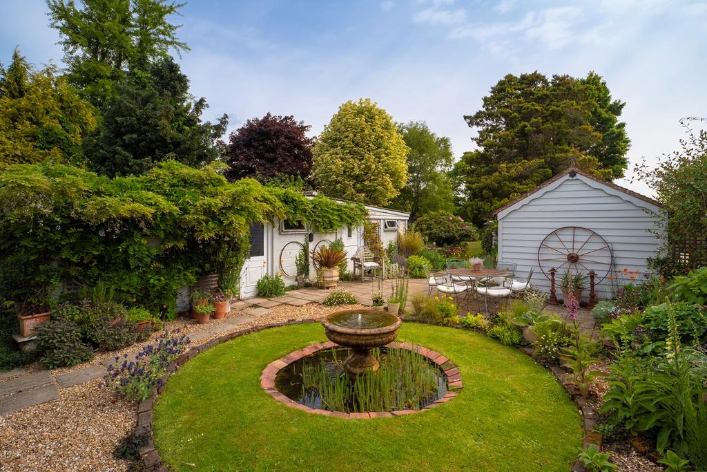 Longage Hill, Rhodes Minnis, Canterbury, CT4 3 bed detached house £795,000