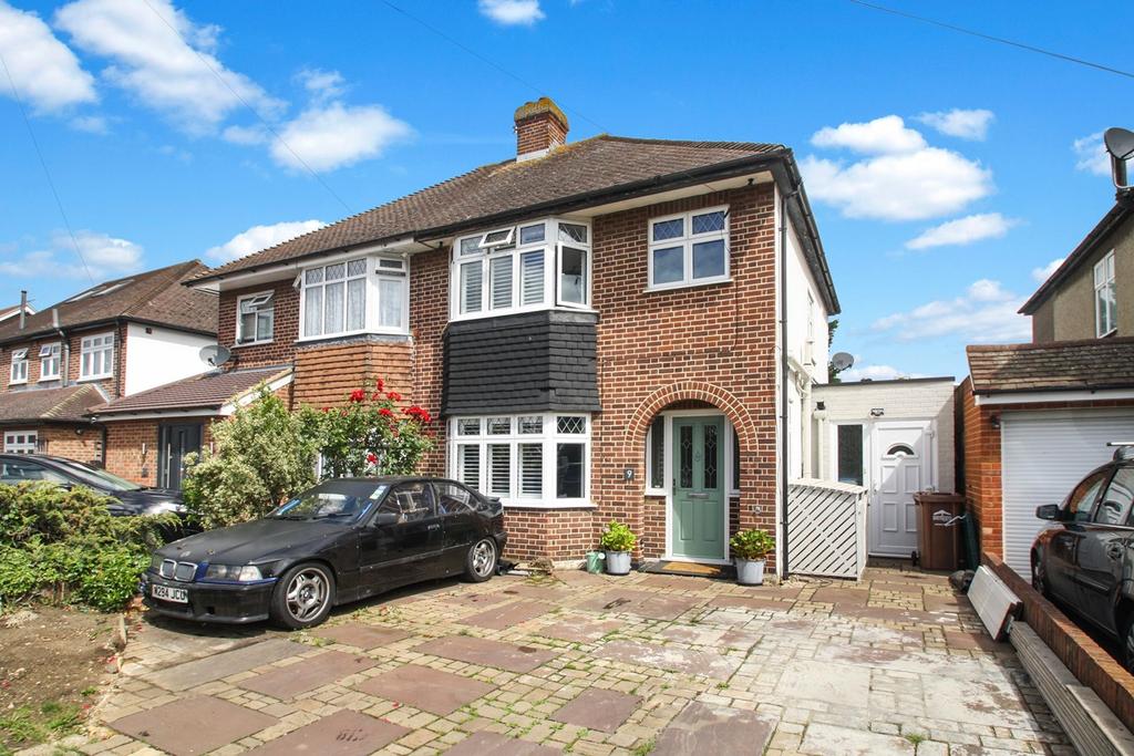 Lansdowne Road, StainesuponThames... 3 bed semidetached house £595,000