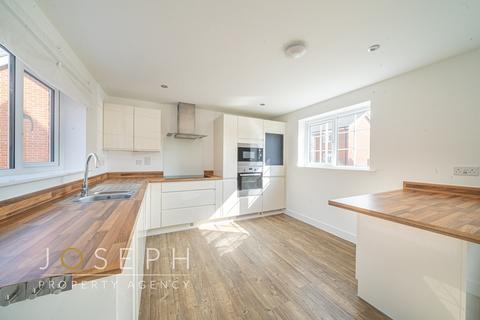 70 Abbott Way, Holbrook, Ipswich, IP9 2FF