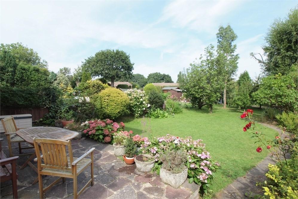 Mead Way, Bromley, BR2 4 bed semidetached house £700,000