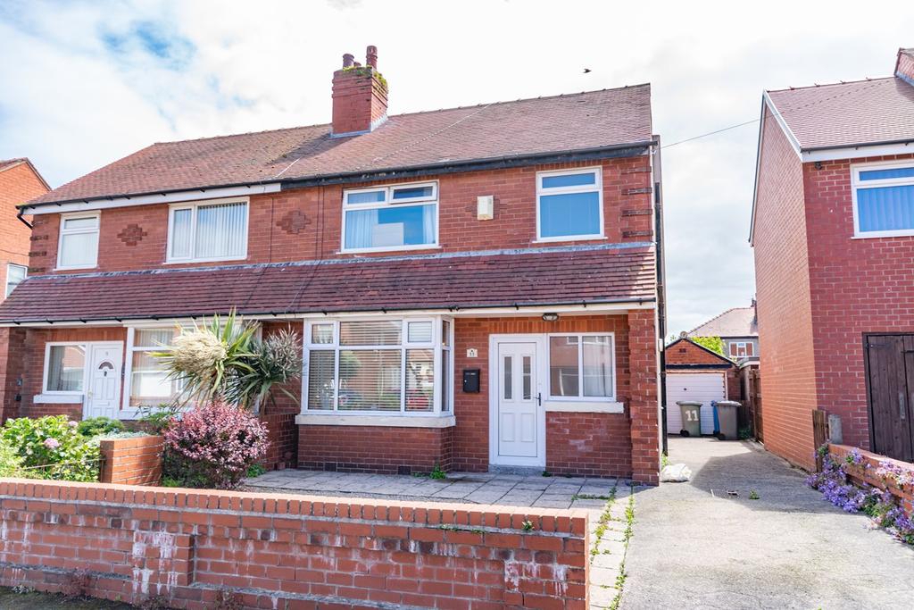 Collingwood Avenue, Lytham St Annes, FY8 3 bed semidetached house £