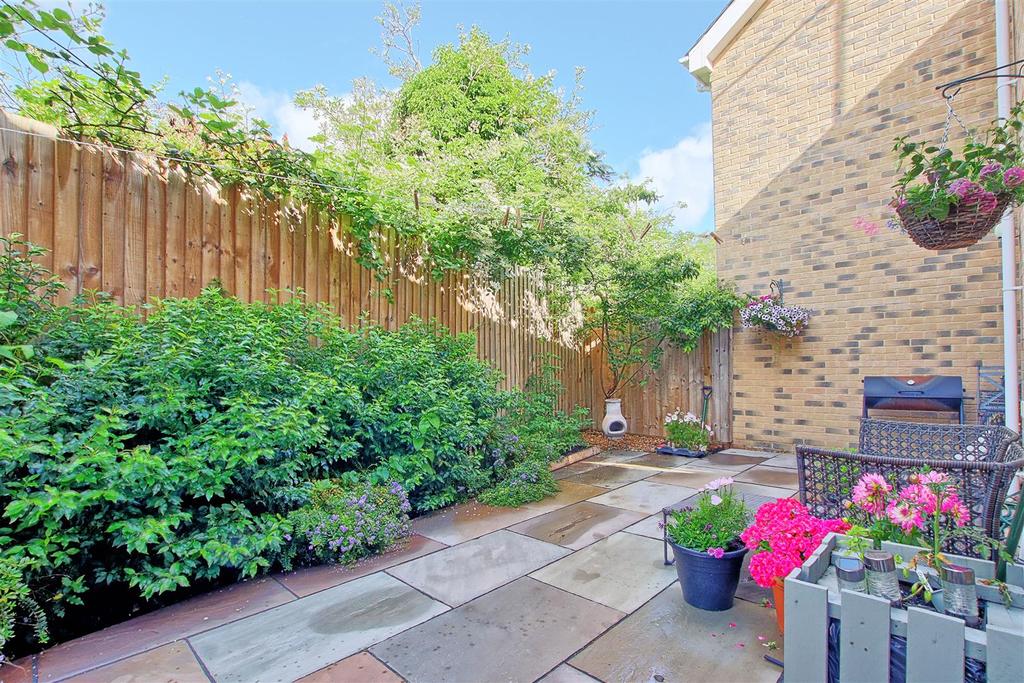 Paddock Street, Soham, Ely 2 bed flat £950 pcm (£219 pw)
