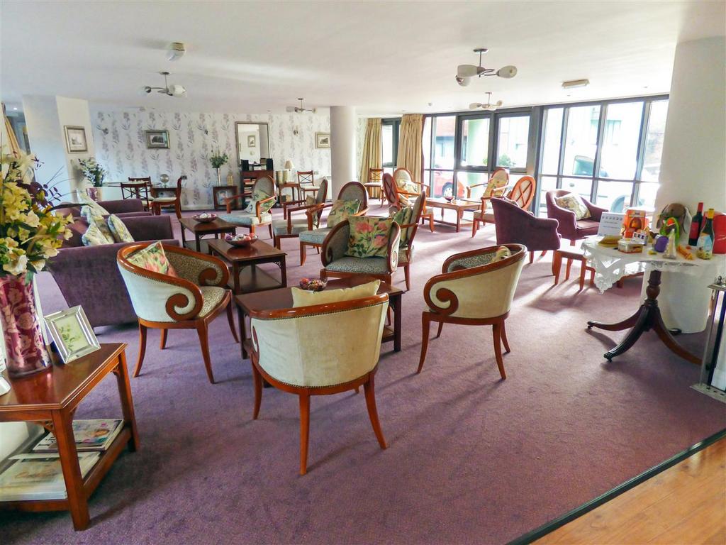 Forest Court- communal lounge.jpg