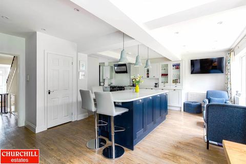 2 Kendal Close, Woodford Green, IG8 0RX