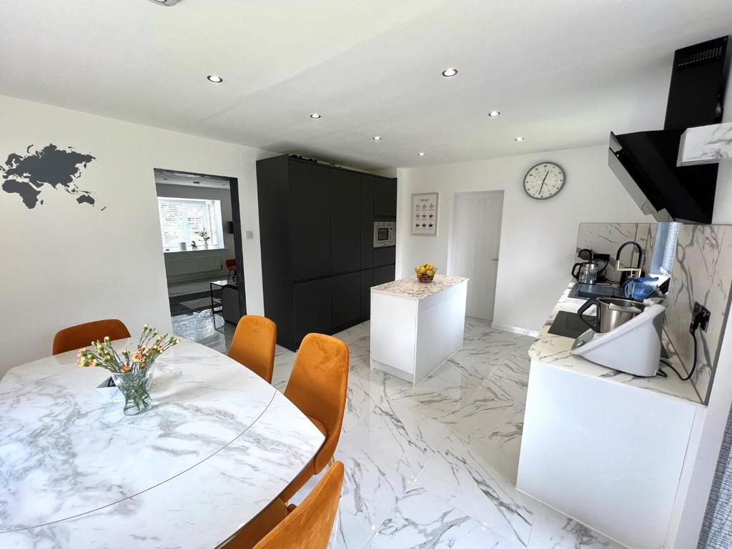 Kitchen...jpg