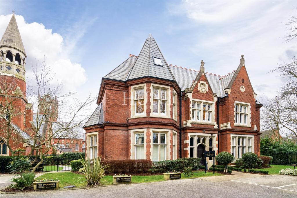 Regents Drive, Repton Park, Woodford Green, Essex 2 bed apartment £
