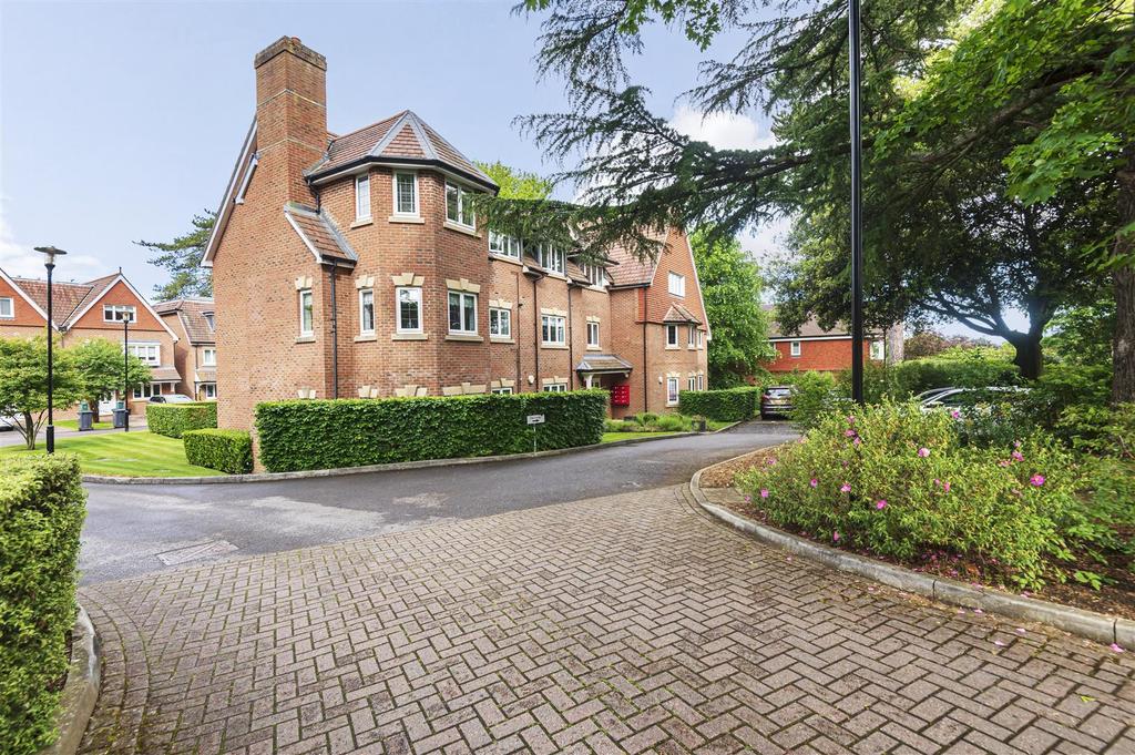Aldersey Road Guildford 2 bed apartment £1,650 pcm (£381 pw)