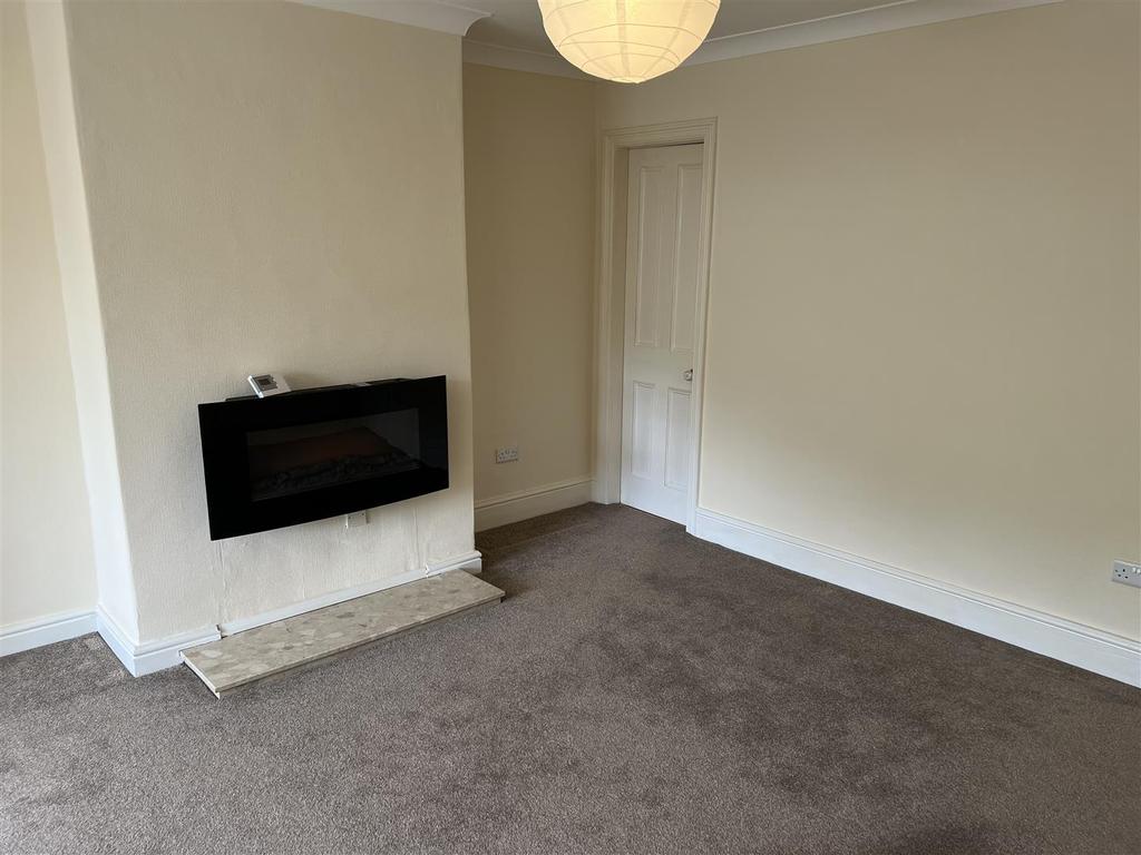 Hopton Lane, Mirfield 3 bed semidetached house £850 pcm (£196 pw)