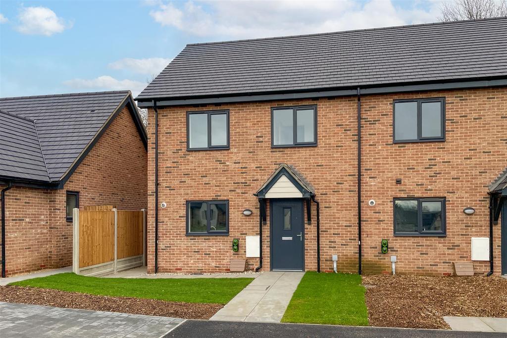 The Green, Hadleigh, Ipswich 3 bed end of terrace house £335,000