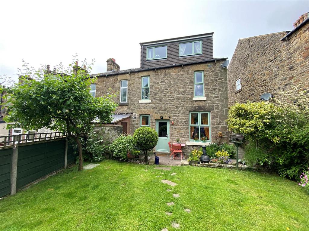 Eaves Knoll Road, New Mills, High Peak 4 bed end of terrace house £