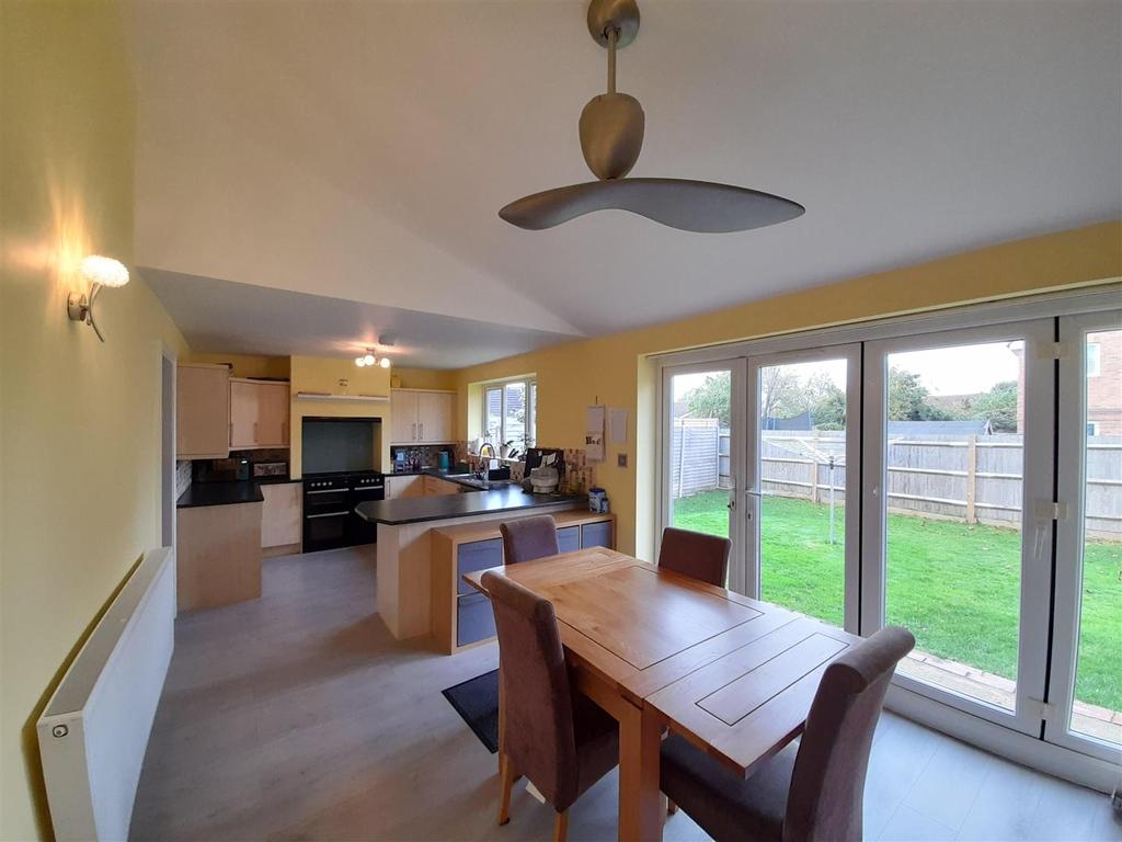 Kitchen dining room 2.jpg