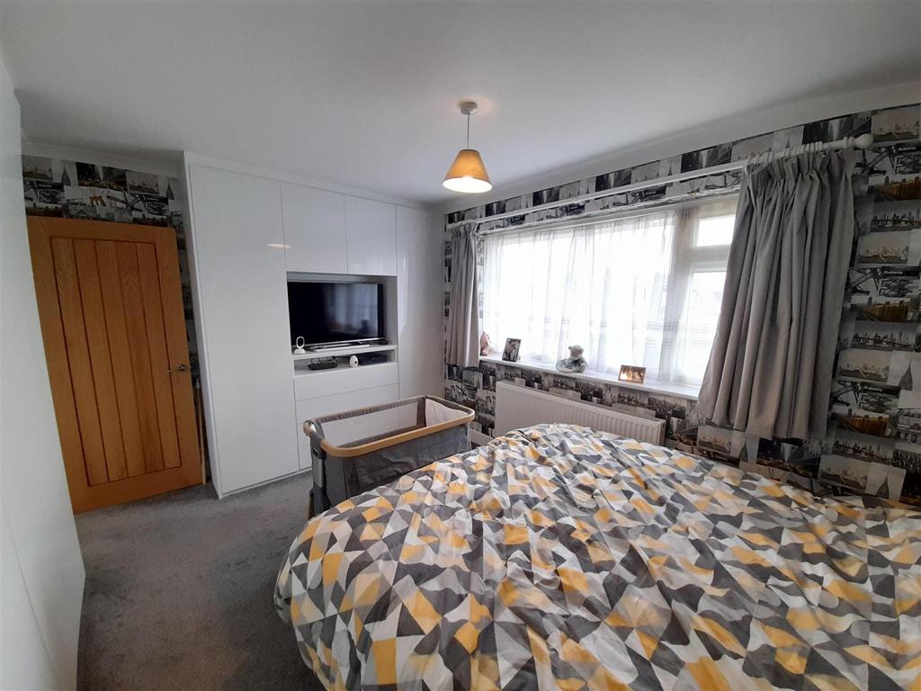 Bedroom 1b.jpg