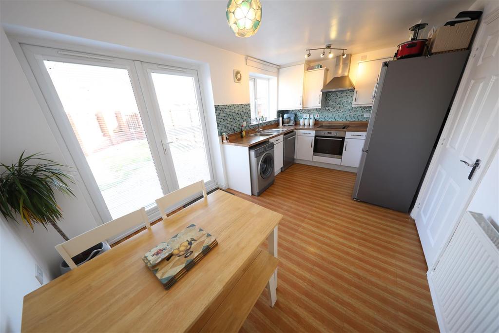 Richmond Way, Kingswood, Hull 3 bed semidetached house £175,000