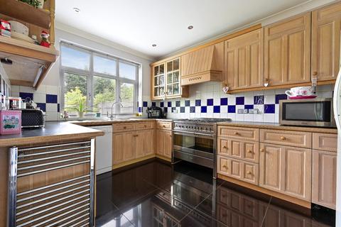 84 Lynwood Drive, Worcester Park, KT4 7AE