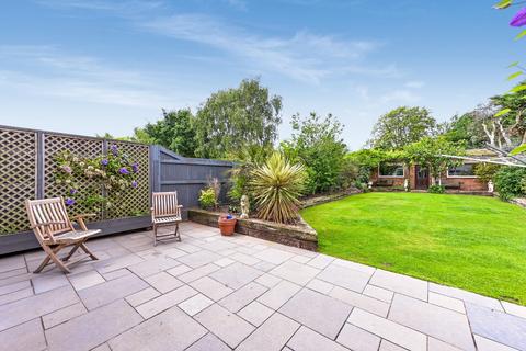84 Lynwood Drive, Worcester Park, KT4 7AE