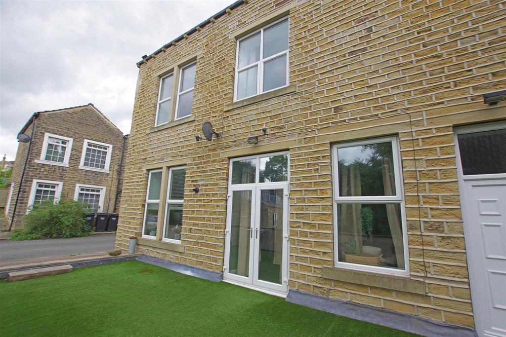 Stainland Road, Holywell Green, Halifax 3 bed semidetached house for