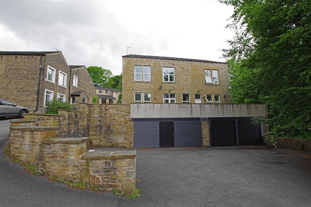 Stainland Road, Holywell Green, Halifax 3 bed semidetached house for