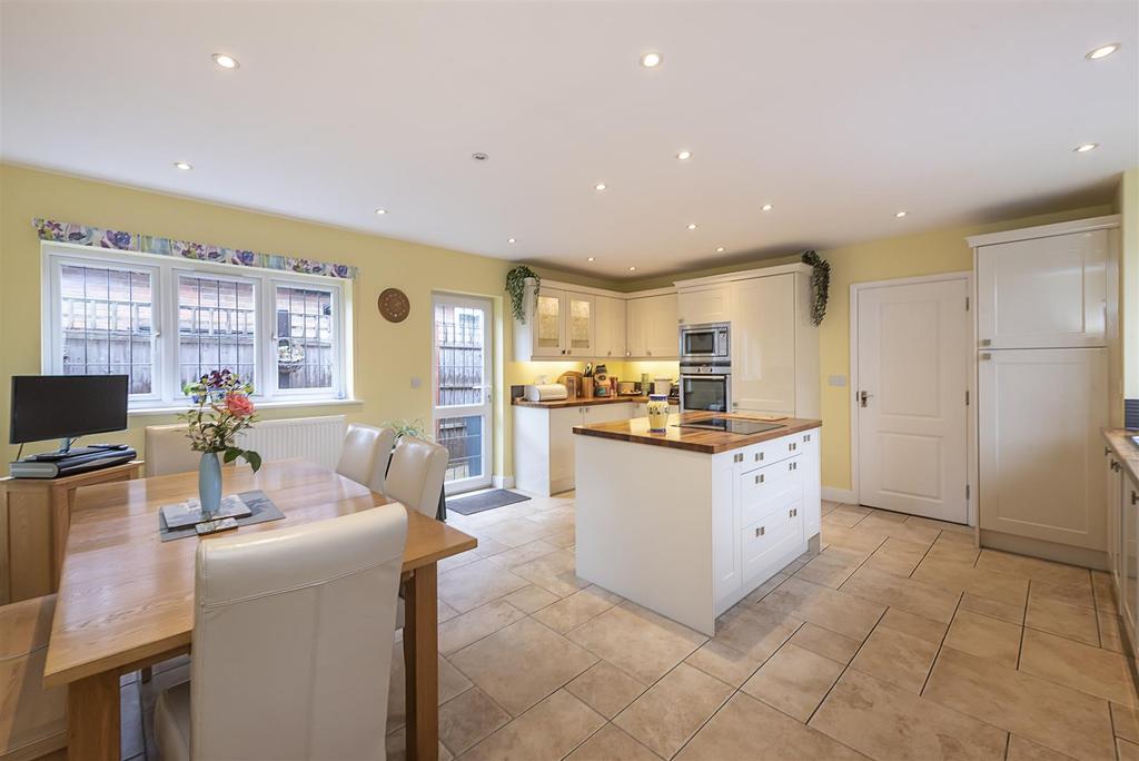 The Deerings, Harpenden 4 bed detached bungalow £1,375,000