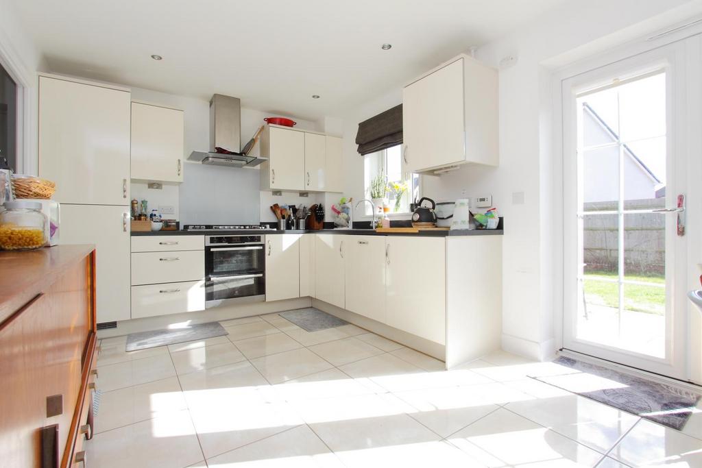 Fulton Road, Riverdown Park, Salisbury 3 bed detached house £1,500