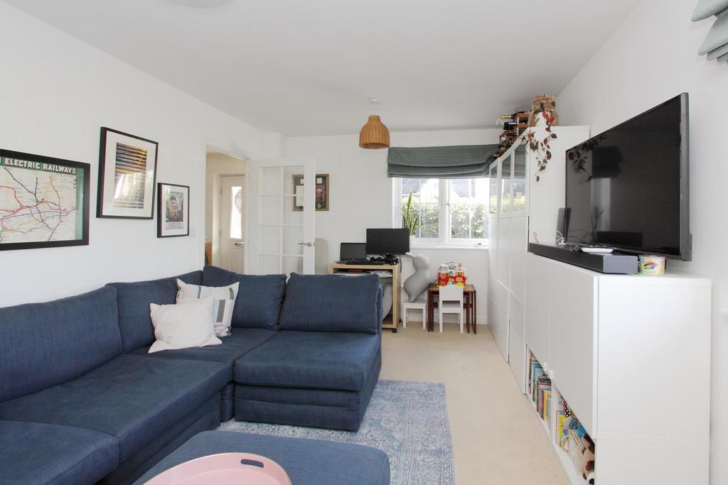 Fulton Road, Riverdown Park, Salisbury 3 bed detached house £1,500